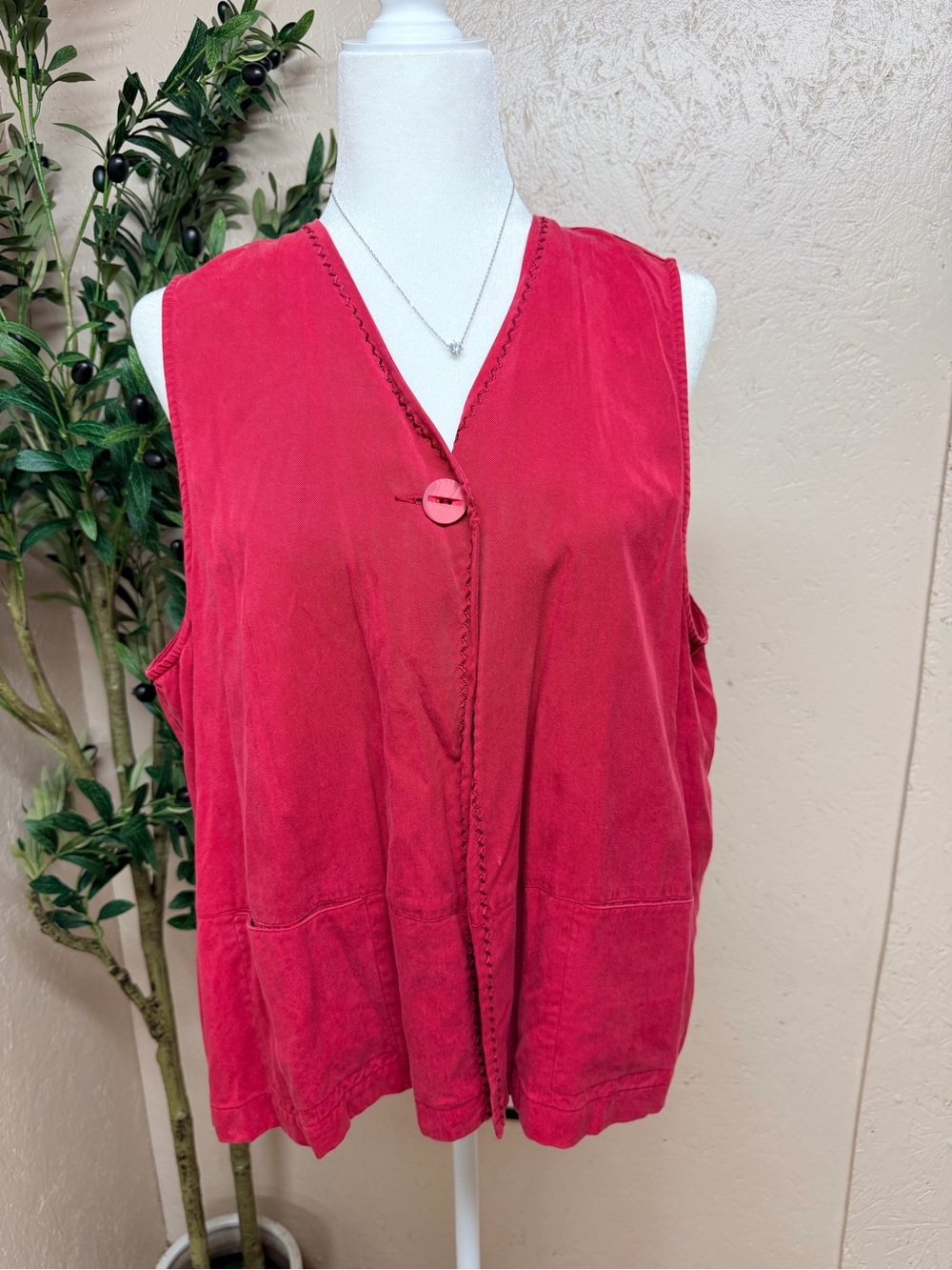 Susan Bristol Sleeveless V-Neck Button Front Top Vest in Red